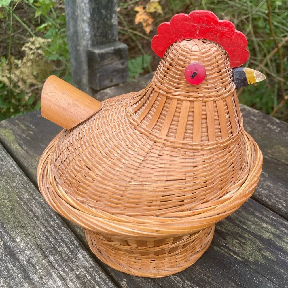Vintage Wicker Chicken Hen Lidded Basket! (6.5